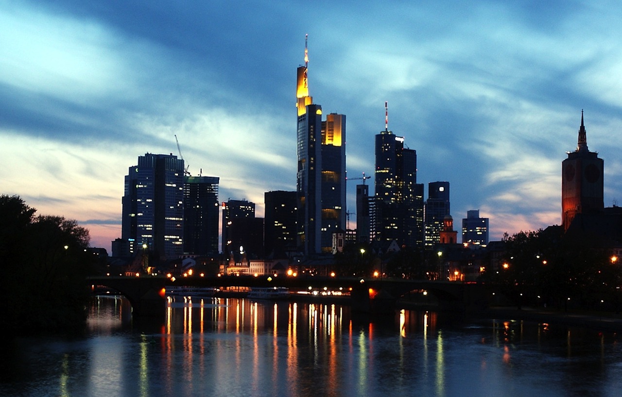 Frankfurtas, Vokietija, Dangoraižiai, Panorama, Architektūra, Saulėlydis, Dusk, Vakaras, Vanduo, Įlanka