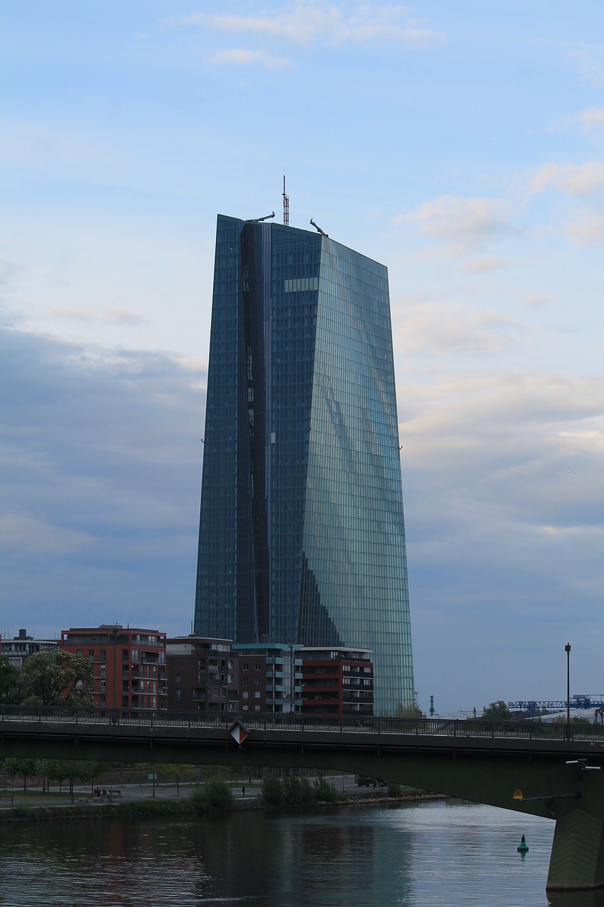 Frankfurtas,  Ecb,  Europietis,  Centrinis Diržas,  Europos Centrinis Bankas,  Dangoraižiai,  Finansai,  Pinigai,  Valiuta,  Dangoraižis