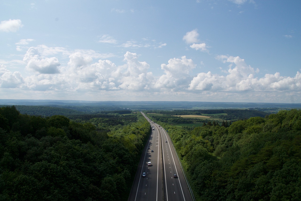 Greitkelis, Juostos, Postai, Žibintai, Medžiai, Debesys, Dangus, Transporto Priemonė, Automobiliai, Kelias