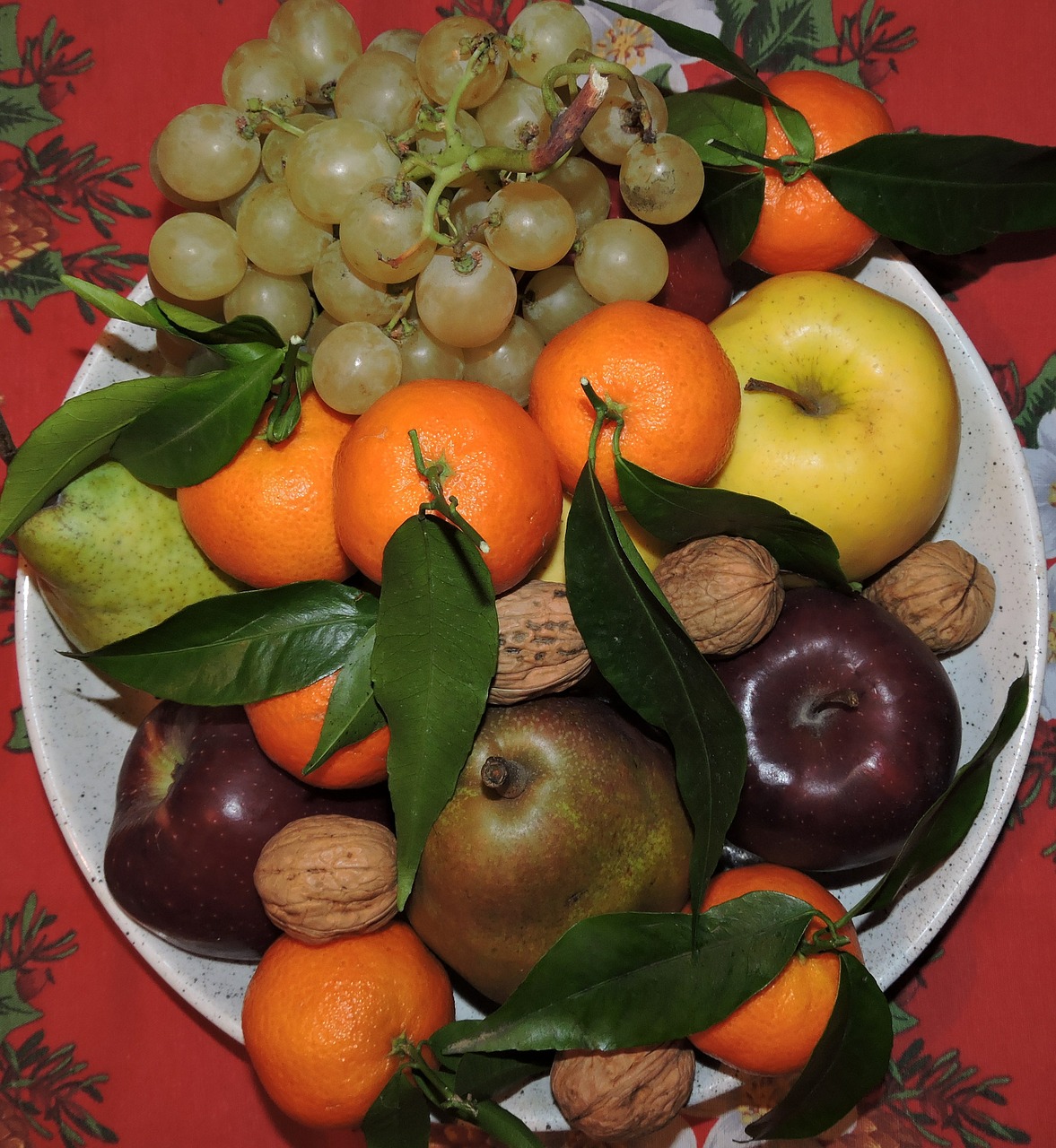 Vaisiai, Dėklas, Obuolys, Pera, Oranžinė, Mandarinas, Vynuogės, Graikiniai Riešutai, Lapai, Maisto Produktai