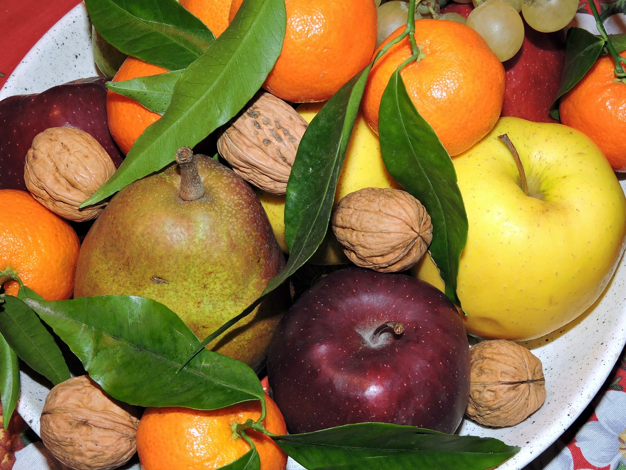 Vaisiai, Obuolys, Pera, Oranžinė, Mandarinas, Vynuogės, Graikiniai Riešutai, Lapai, Maisto Produktai, Maistas