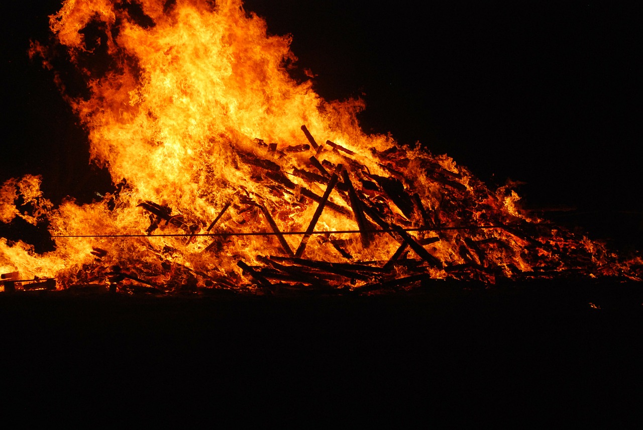 Laidotuvių Pyragas, Ugnis, Gali Užsidegti, Liepsna, Šiluma, Deginti, Holzstapel, Saulėgrįža, Vasaros Sezonas, Nemokamos Nuotraukos