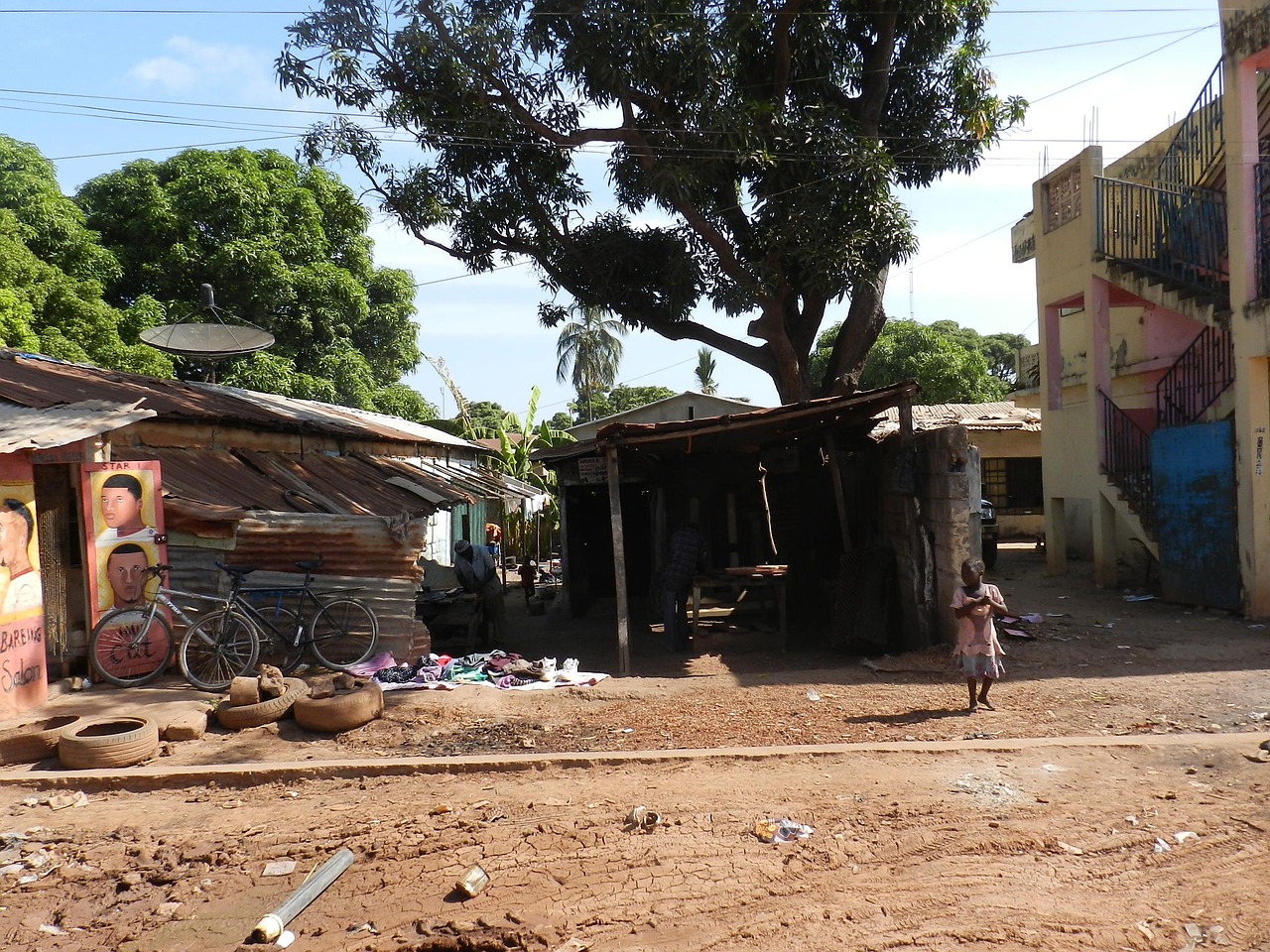 Gambia, Vietos Gyventojai, Gatvė, Povery, Maža Mergaitė, Vietinis Gyvenimas, Pastatai, Purvas, Nemokamos Nuotraukos,  Nemokama Licenzija