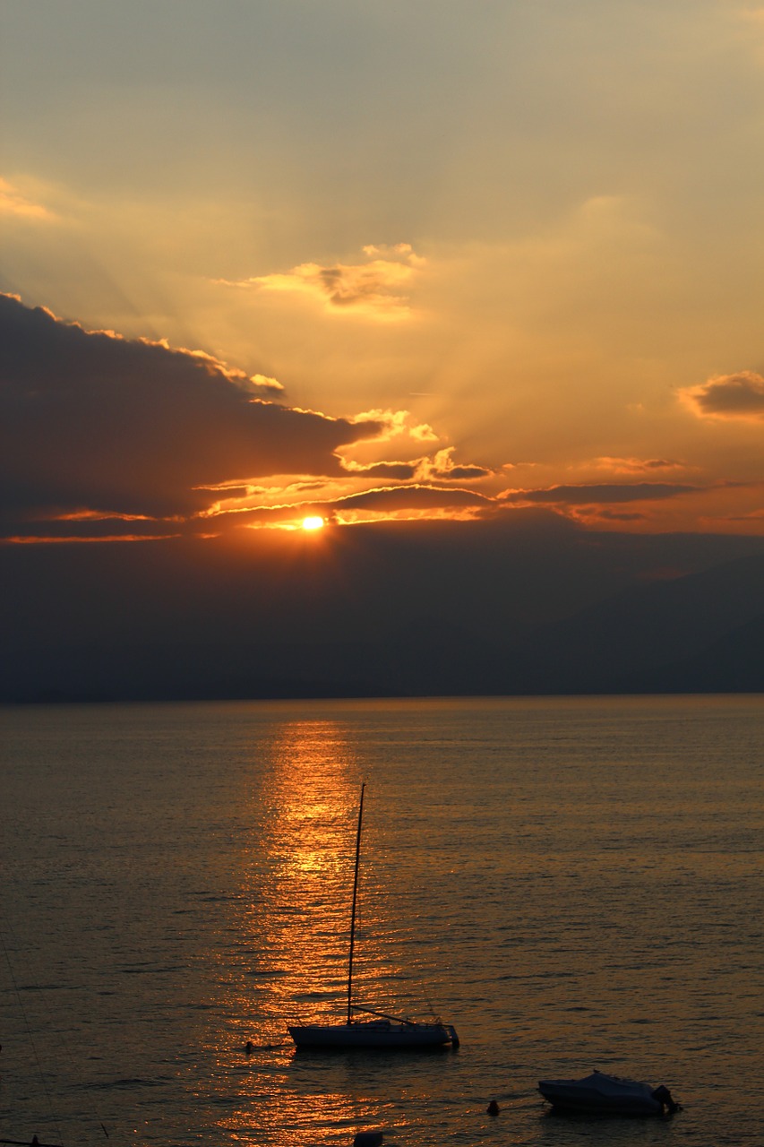 Garda, Debesys, Saulė, Burlaiviai, Abendstimmung, Saulėlydis, Vanduo, Nuotaika, Romantizmas, Veidrodis