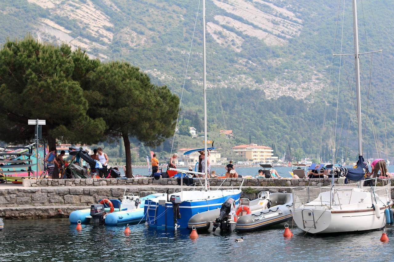 Garda, Italy, Ežeras, Kraštovaizdis, Kalnai, Vandens Sportas, Sportas, Surfer, Banglenčių Sportas, Buriu