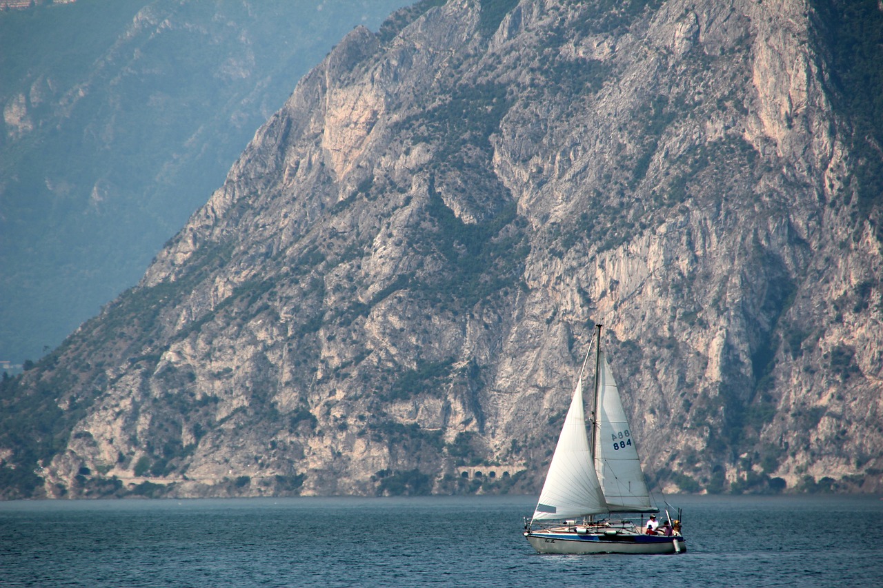 Garda, Italy, Ežeras, Kraštovaizdis, Kalnai, Vandens Sportas, Sportas, Surfer, Banglenčių Sportas, Buriu