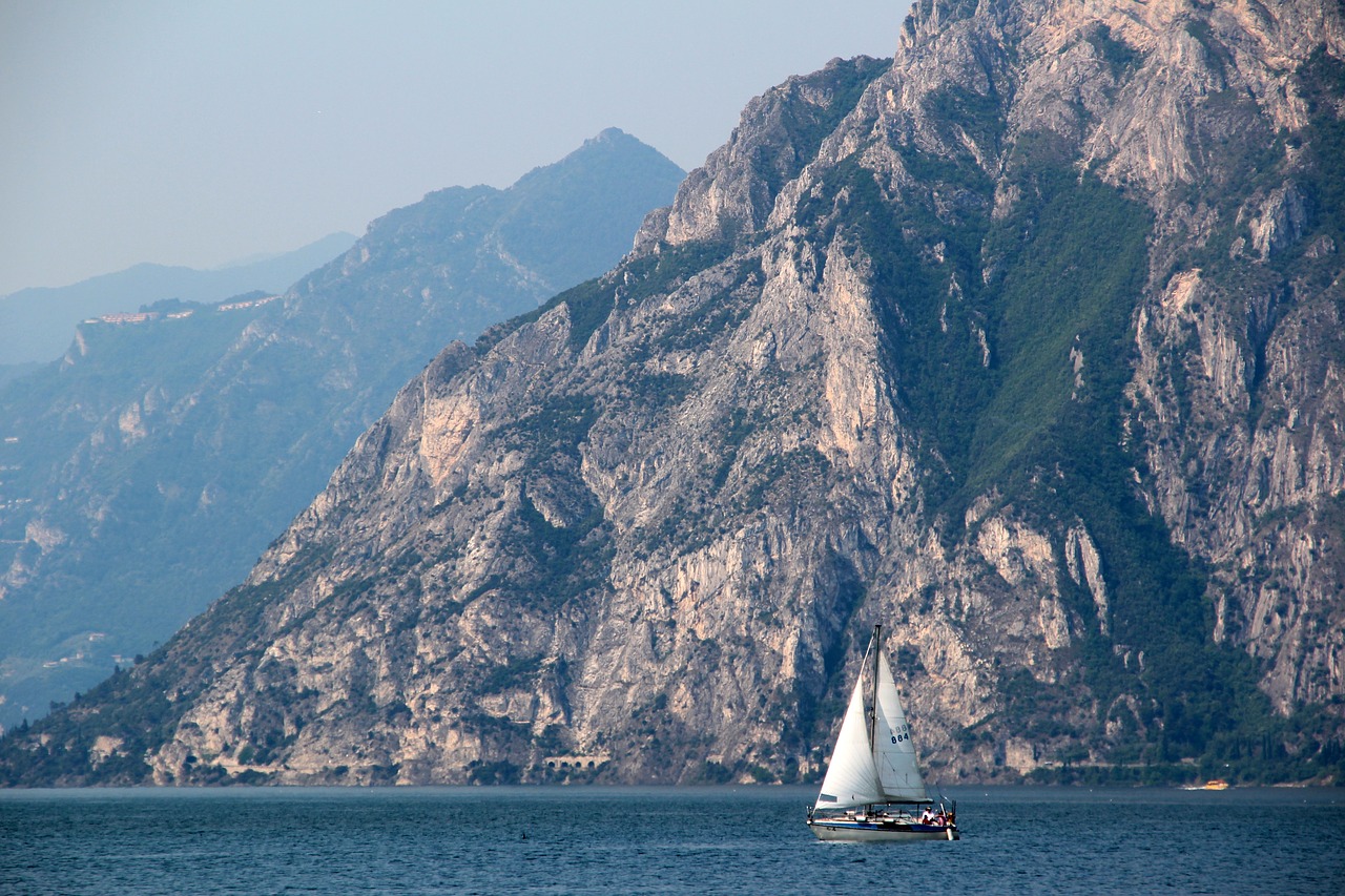 Garda, Italy, Ežeras, Kraštovaizdis, Kalnai, Vandens Sportas, Sportas, Surfer, Banglenčių Sportas, Buriu