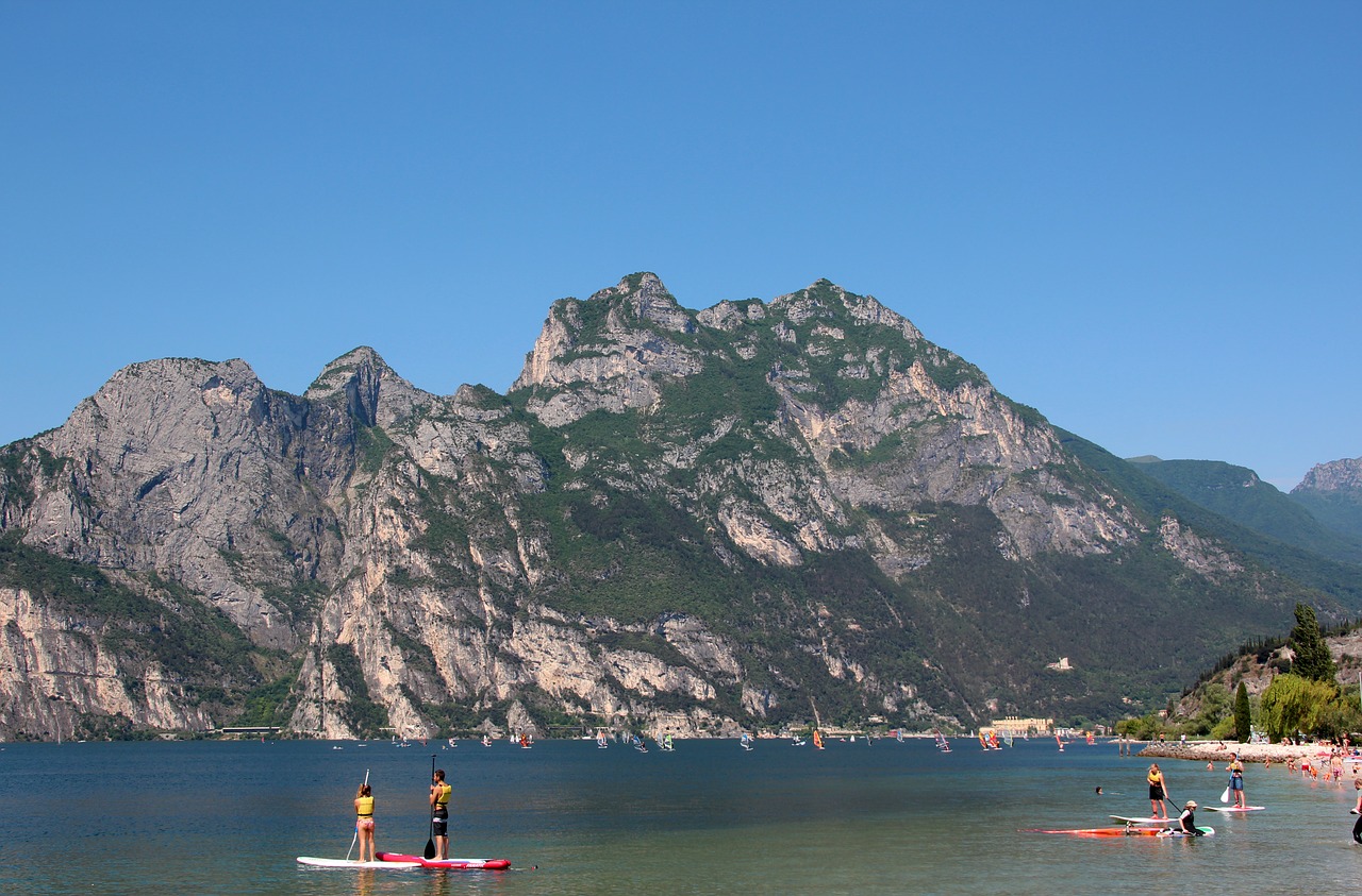 Garda, Italy, Ežeras, Kraštovaizdis, Kalnai, Vandens Sportas, Sportas, Surfer, Banglenčių Sportas, Buriu