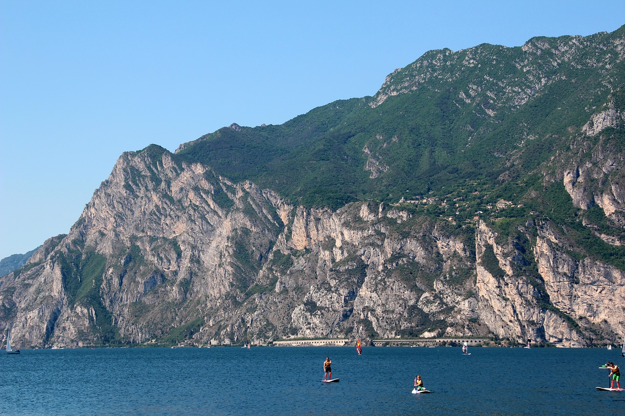 Garda, Italy, Ežeras, Kraštovaizdis, Kalnai, Vandens Sportas, Sportas, Surfer, Banglenčių Sportas, Buriu