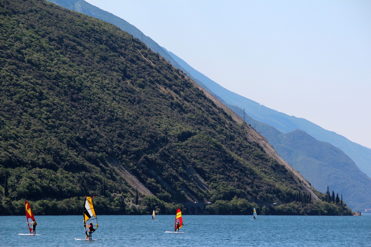 Garda, Italy, Ežeras, Kraštovaizdis, Kalnai, Vandens Sportas, Sportas, Surfer, Banglenčių Sportas, Buriu