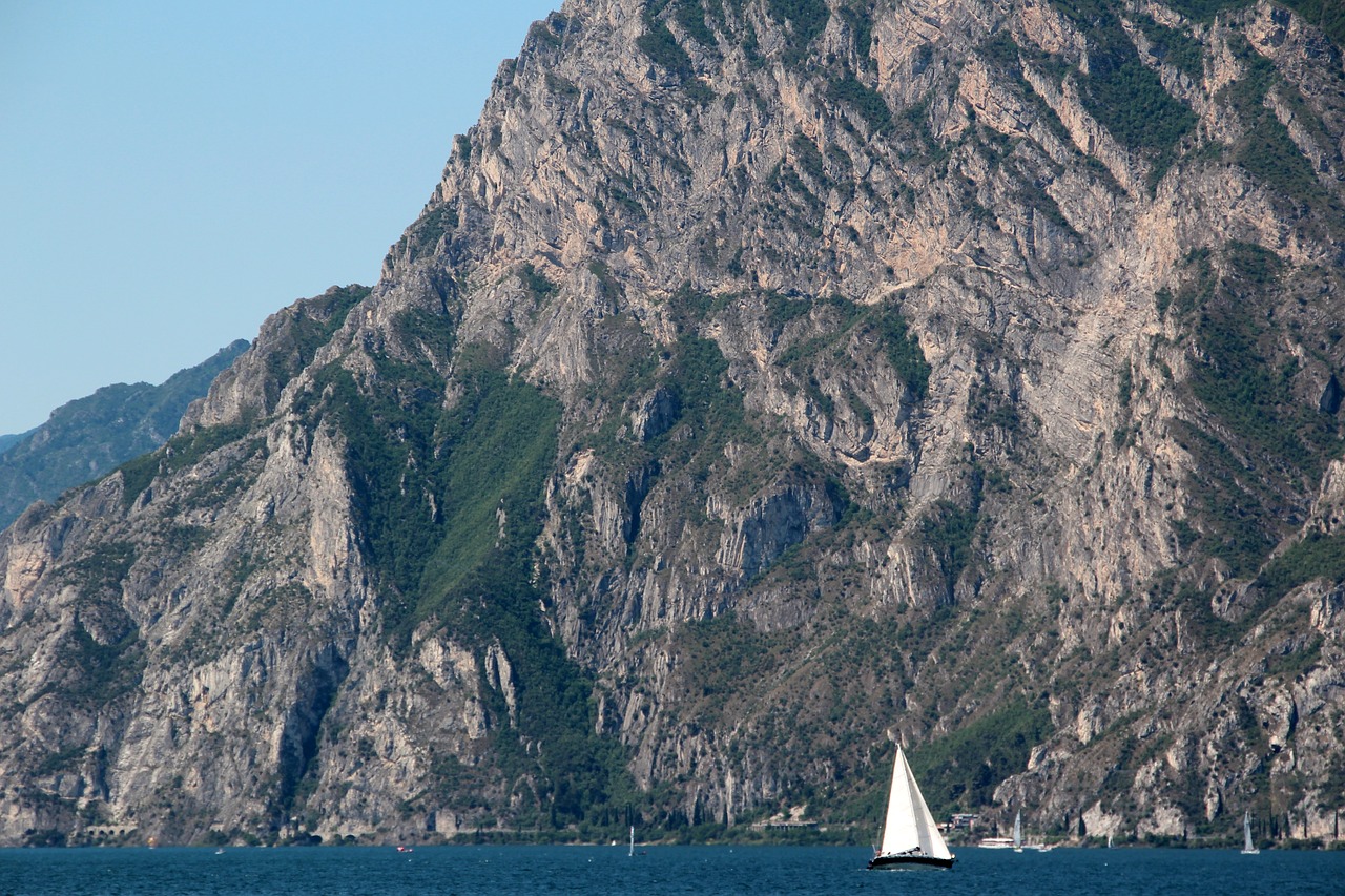 Garda, Italy, Ežeras, Kraštovaizdis, Kalnai, Vandens Sportas, Sportas, Surfer, Banglenčių Sportas, Buriu