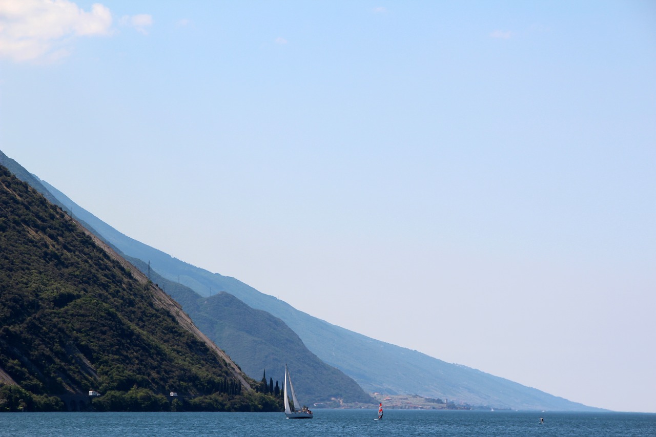 Garda, Italy, Ežeras, Kraštovaizdis, Kalnai, Vandens Sportas, Sportas, Surfer, Banglenčių Sportas, Buriu