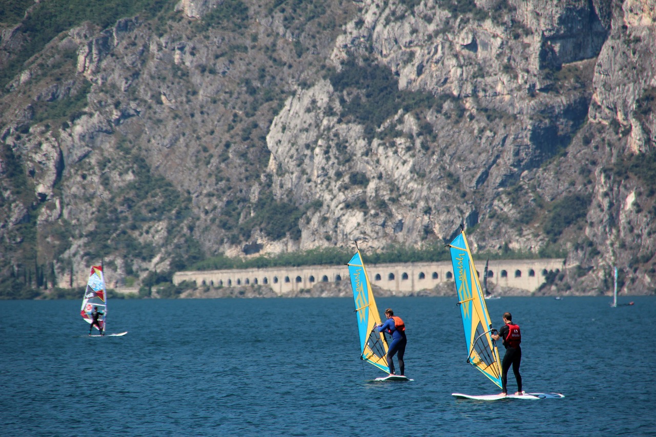 Garda, Italy, Ežeras, Kraštovaizdis, Kalnai, Vandens Sportas, Sportas, Surfer, Banglenčių Sportas, Buriu