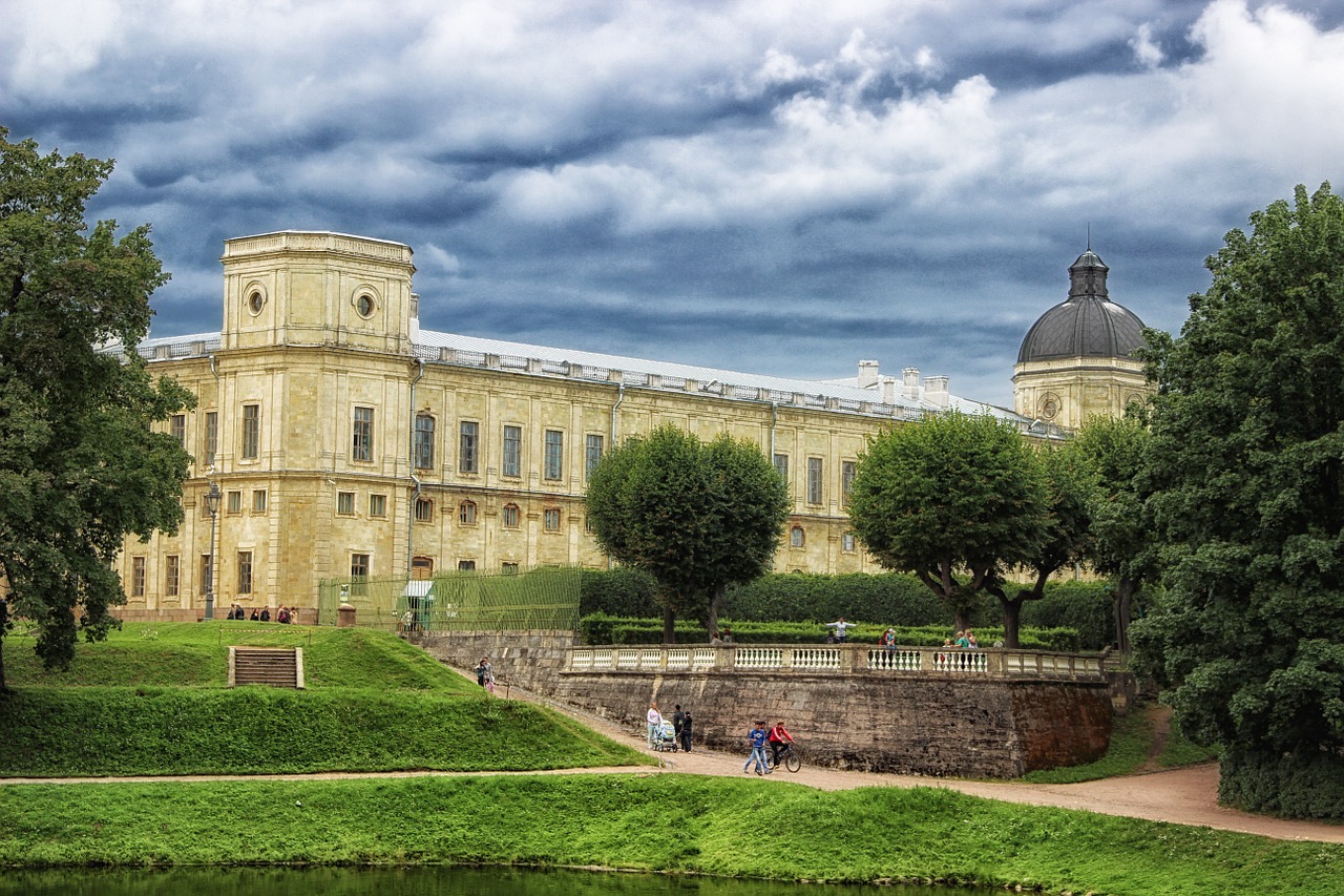 Gatchina Rūmai, Gatchina, Rusija, Pastatas, Architektūra, Žolė, Dangus, Debesys, Vasara, Pavasaris