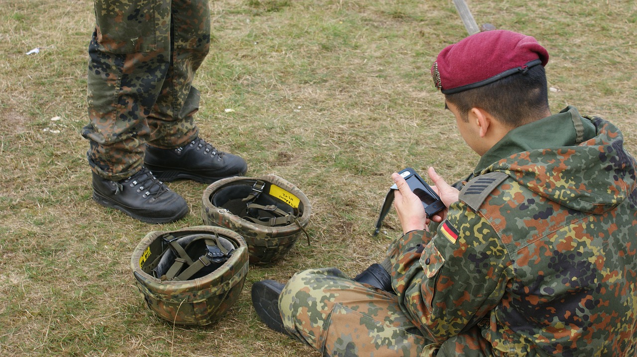 Vokiečių Kareivis,  Sėdėti,  Žolė,  Telefonas,  Šalmai,  Raudona Bereta,  Pėdos, Nemokamos Nuotraukos,  Nemokama Licenzija