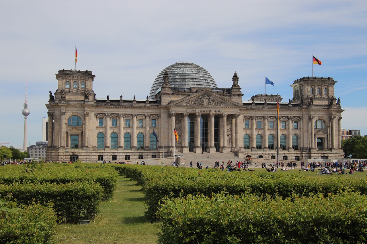 Vokietija,  Berlynas,  Reichstagas,  Vėliavos,  Debesis,  Dangus,  Žalia Gyvatvorė,  Statyba,  Architektūra,  Dangus Pastatas