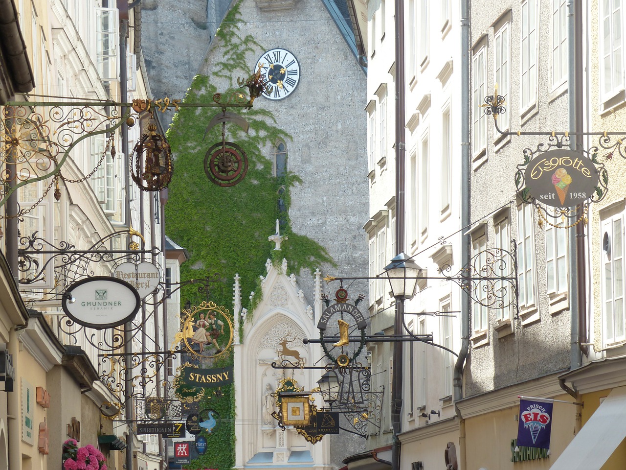 Getreidegasse, Salzburg, Alėja, Kelias, Vijimas, Nosies Ženklai, Parduotuvių Gatvė, Juostos, Nemokamos Nuotraukos,  Nemokama Licenzija