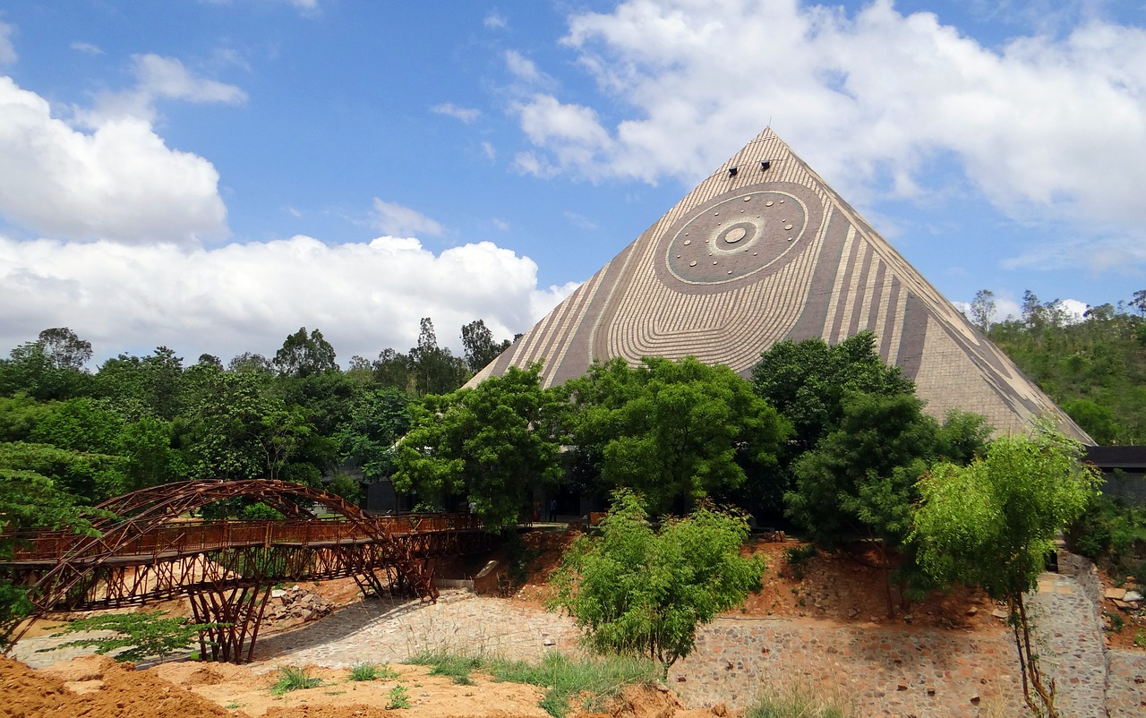 Milžiniška Piramidė, Meditacija, Joga, Piramidės Slėnis, Karnataka, Indija, Nemokamos Nuotraukos,  Nemokama Licenzija