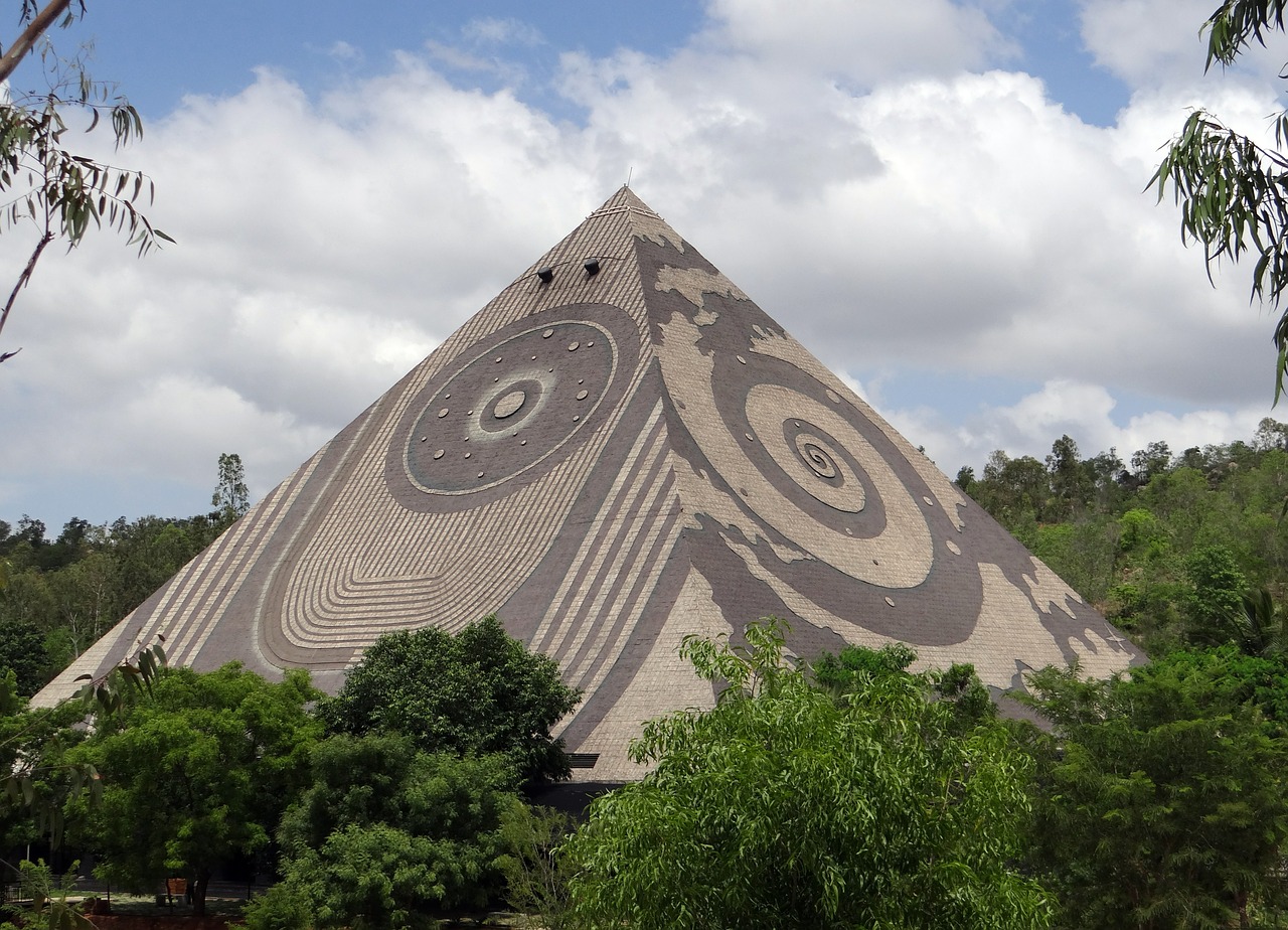 Milžiniška Piramidė, Meditacija, Joga, Piramidės Slėnis, Karnataka, Indija, Nemokamos Nuotraukos,  Nemokama Licenzija