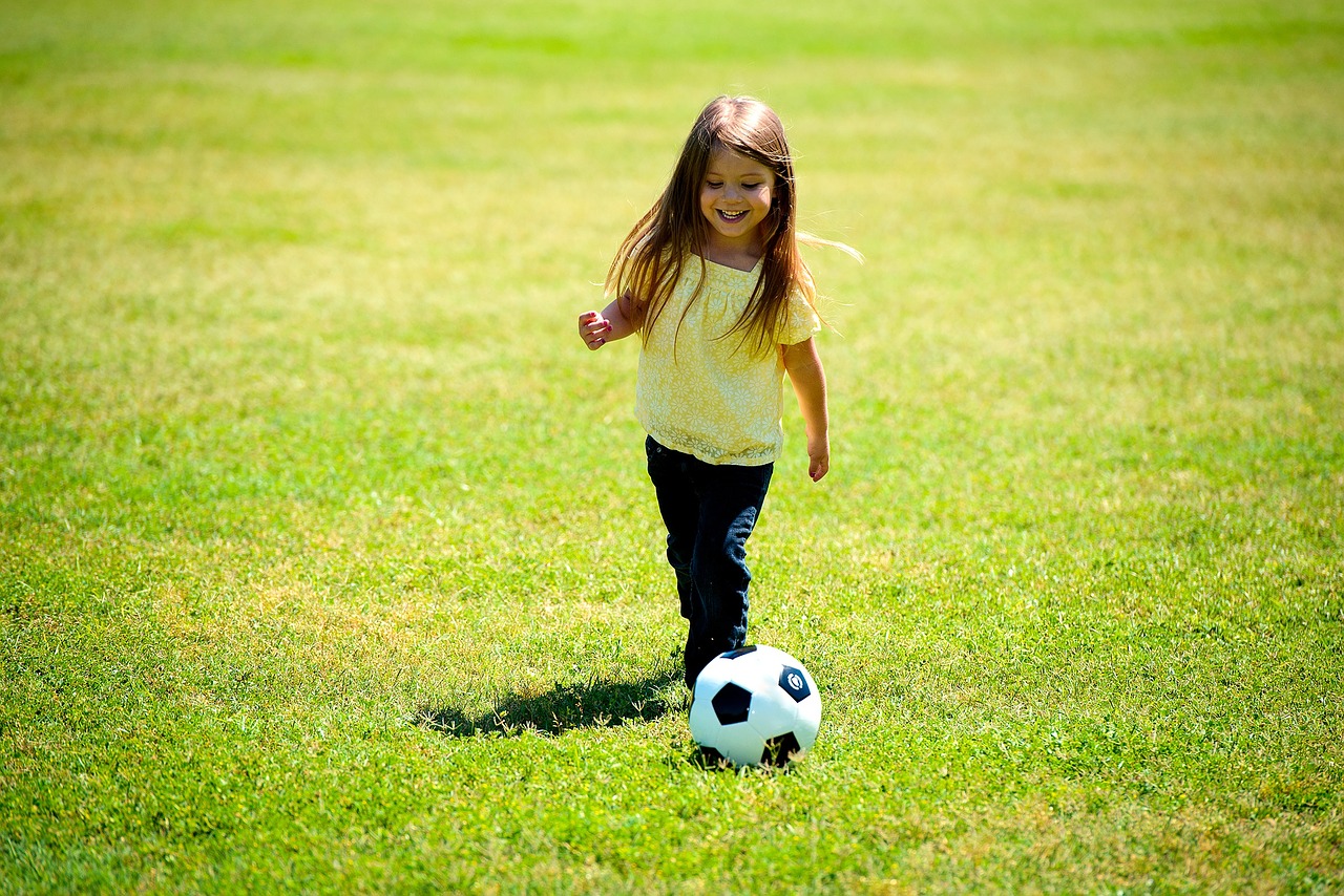 Mergaitė, Žaisti, Futbolas, Rutulys, Laimingas, Linksma, Vaikas, Vaikas, Vaikystę, Laimingas Vaikas
