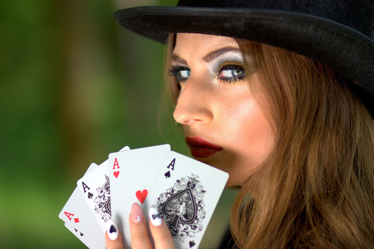Mergaitė, Virdulys, Žaidžiu Kortomis, Sėkmė, Pokeris, Ace, Nemokamos Nuotraukos,  Nemokama Licenzija