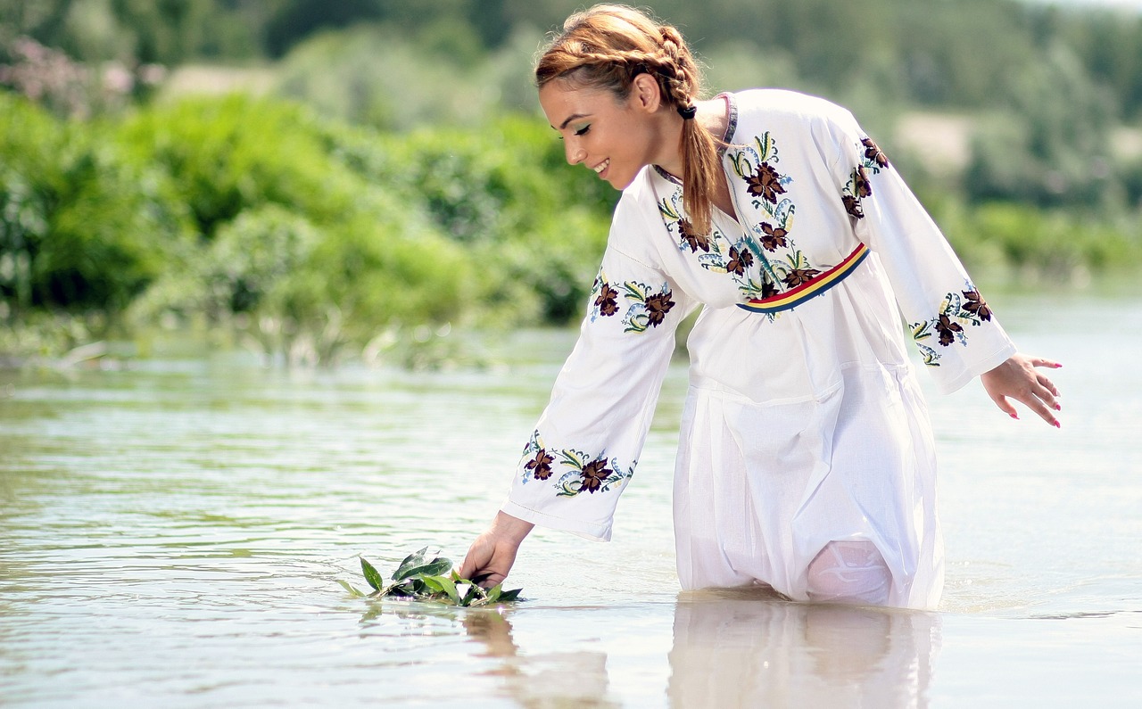 Mergaitė, Valstiečių Moteris, Tradicija, Vanduo, Kostiumas, Dragaica, Rumunų Kalba, Nemokamos Nuotraukos,  Nemokama Licenzija