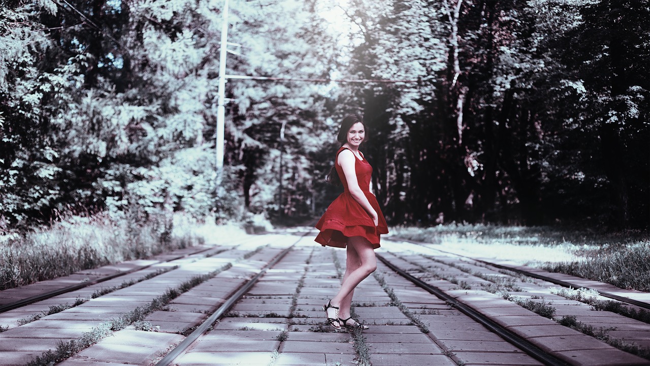 Mergaitė, Raudona Suknelė, Tramvajaus Kelias, Fotografija, Modelis, Akys, Suknelė, Plaukai, Grožis, Vaizdas