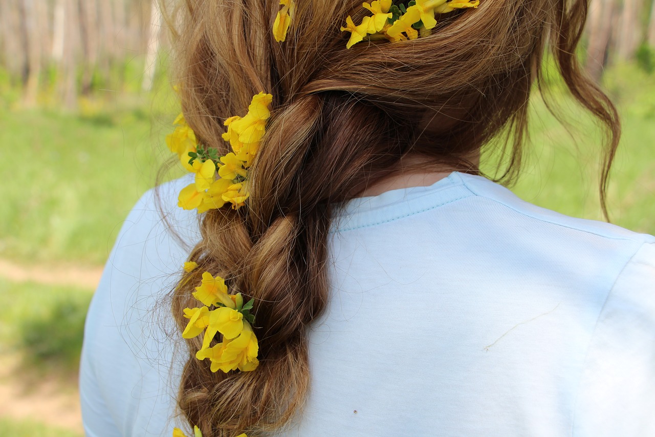 Mergaitė, Kaklaraištis, Gėlės Jos Plaukuose, Plaukai, Geltonos Gėlės, Nemokamos Nuotraukos,  Nemokama Licenzija