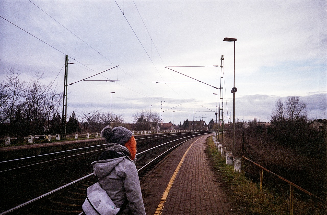 Mergaitė, Raudona, Žiema, Transporto Sistema, Geležinkelis, Geležinkelio Bėgiai, Traukinys, Kelionė, Gabenimas, Geležinkelis