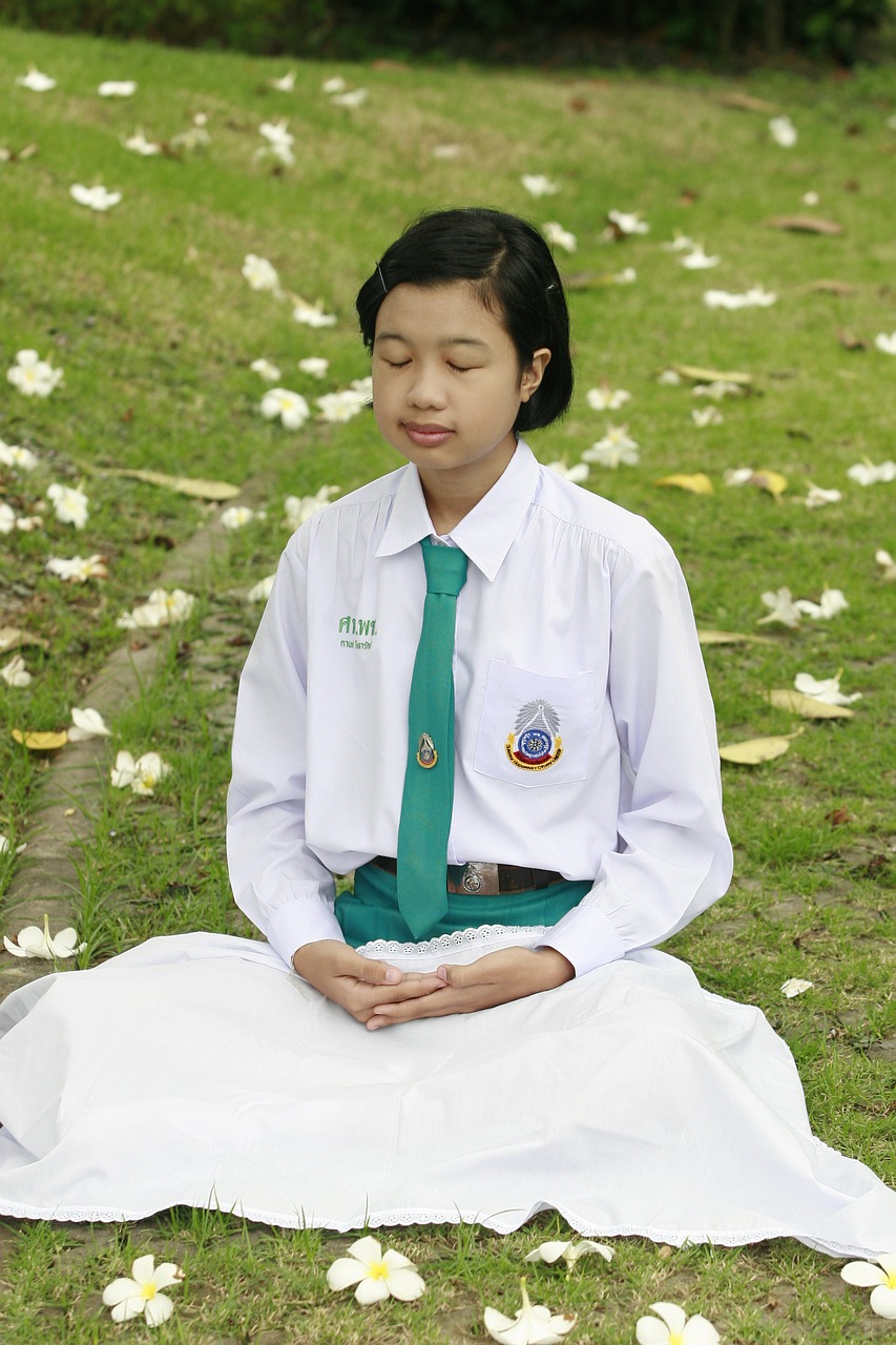 Mergaitė, Medituoti, Budizmas, Meditacija, Speciali Sėdynė, Budistinis, Wat, Šventykla, Tailandas, Ramus