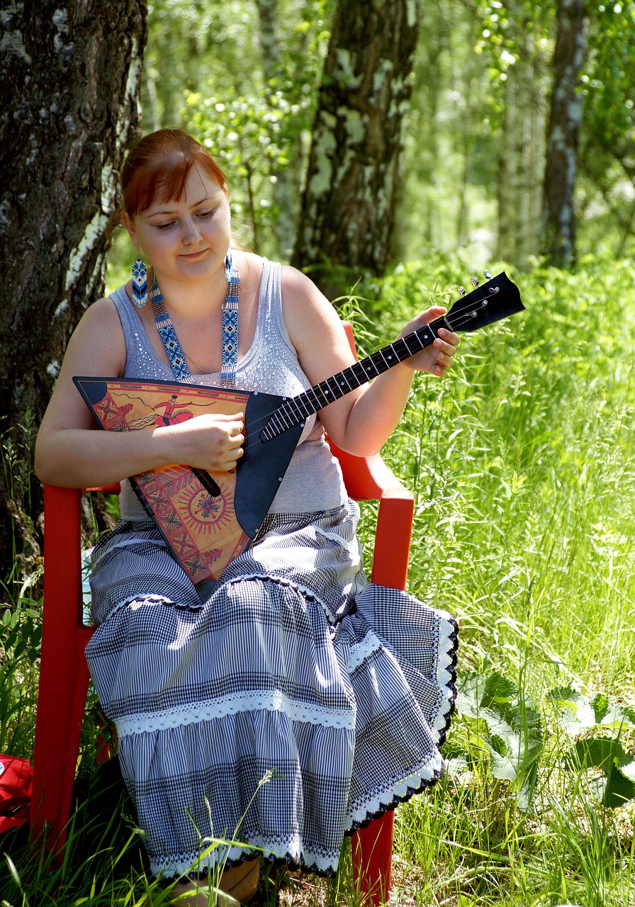 Mergina Su Balalaika, Muzikinis Instrumentas, Rusiški Liaudies Drabužiai, Vasara, Saulėta Diena, Žmonės, Nuotrauka, Lauke, Gyvoji Gamta, Žolė