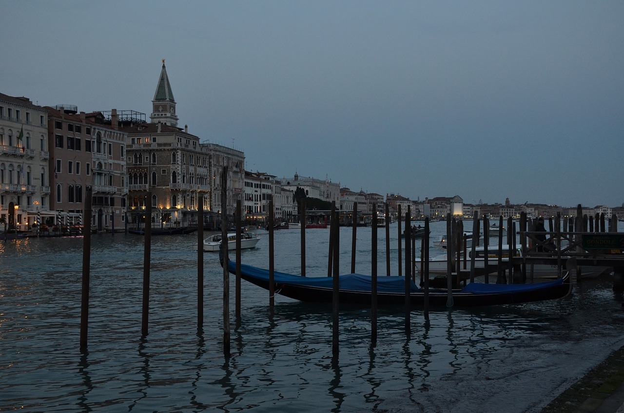 Gondolos,  Venecija,  Dusk,  Saulėlydis,  Twilight,  Valtis,  Automobilių Stovėjimo Aikštelė,  Kelionė,  Romantiškas,  Vakaras