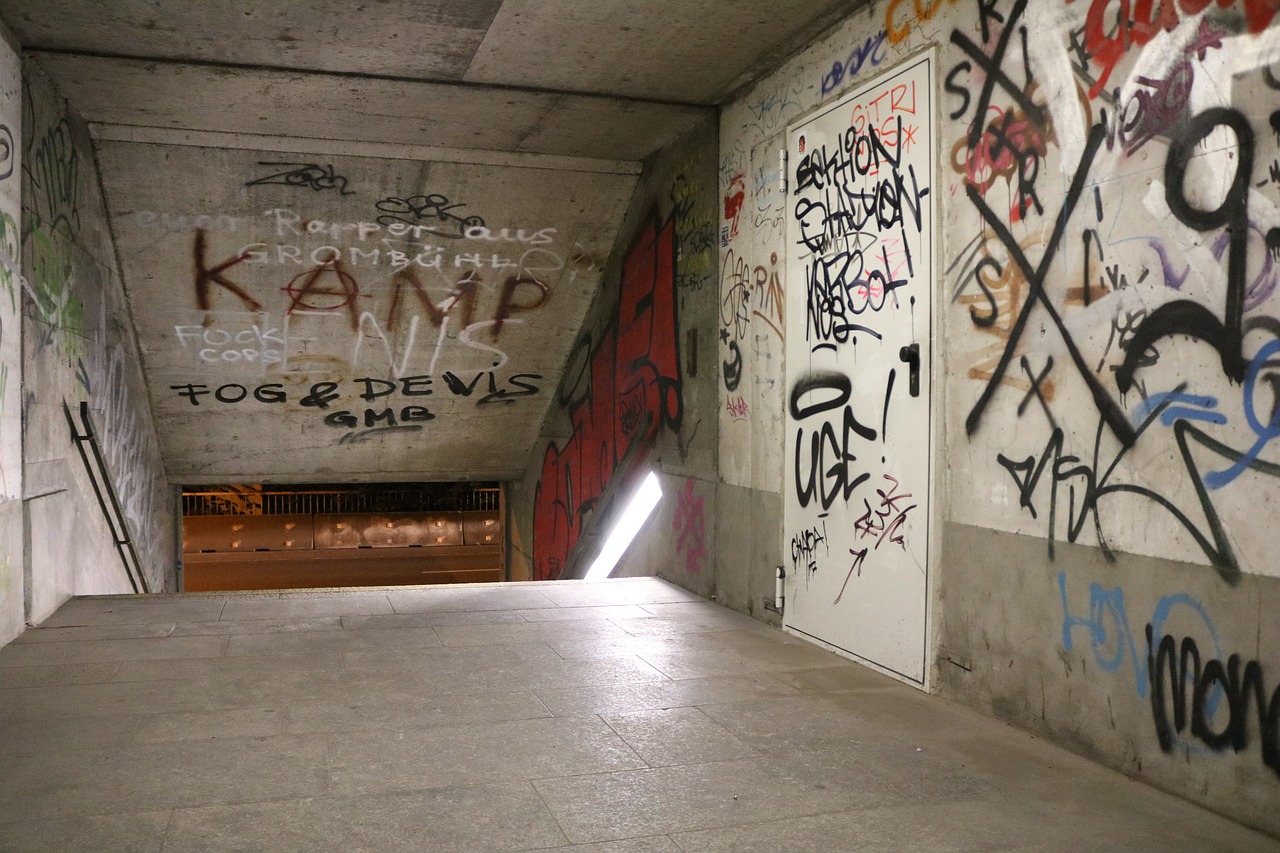 Grafiti, Laiptų Apdaila, Žibintai, Tunelis, Keista, Pylimas, Šviesa, Toli, Vamzdis, Skydas