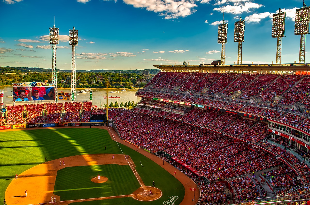 Puikus Amerikietiškas Šaulys, Stadionas, Cincinatis, Ohio, Beisbolas, Minios, Gerbėjai, Dangus, Debesys, Laukas