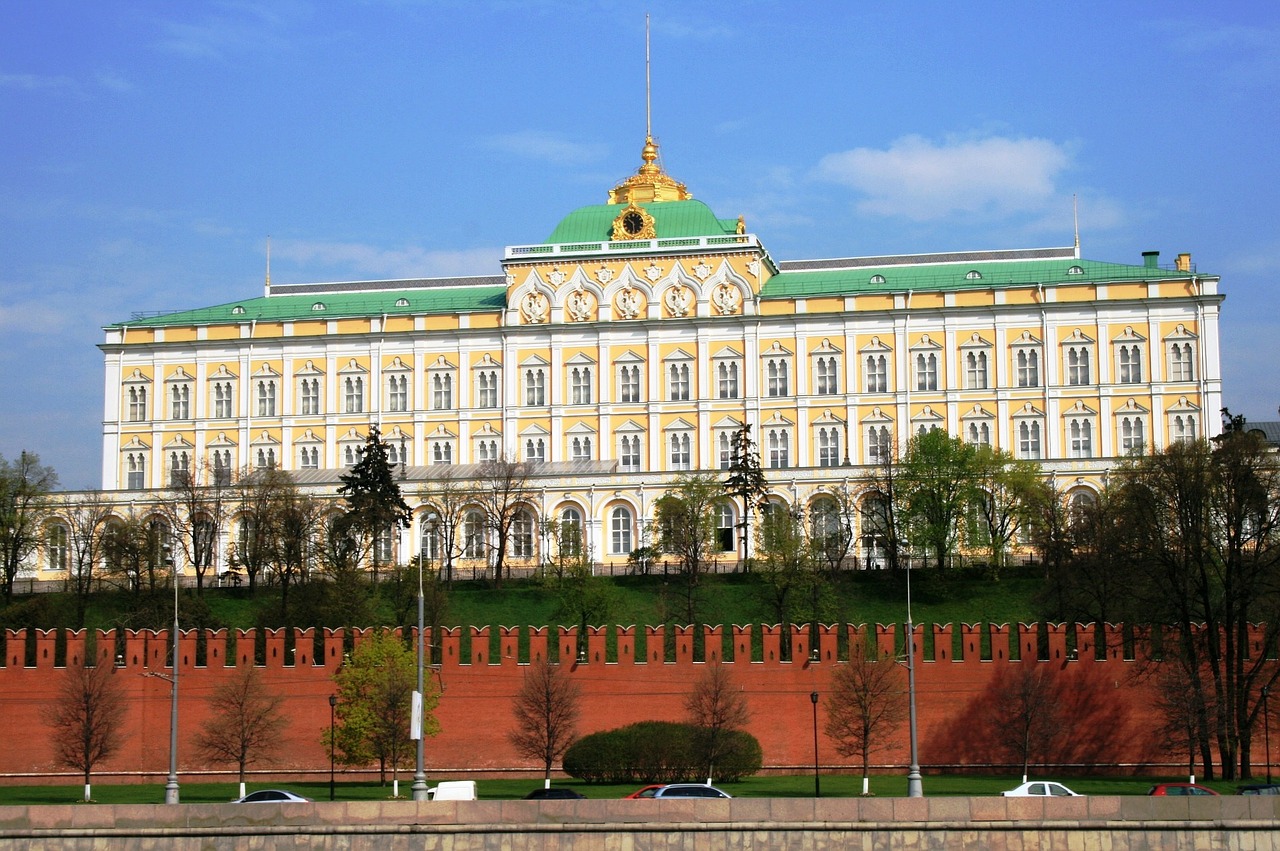 Puikus Kremlinas Rūmai, Balta, Žalia Stogas, Kremliaus Siena, Terakota, Medžiai, Krantinė, Moskva Upė, Gatvė, Dangus