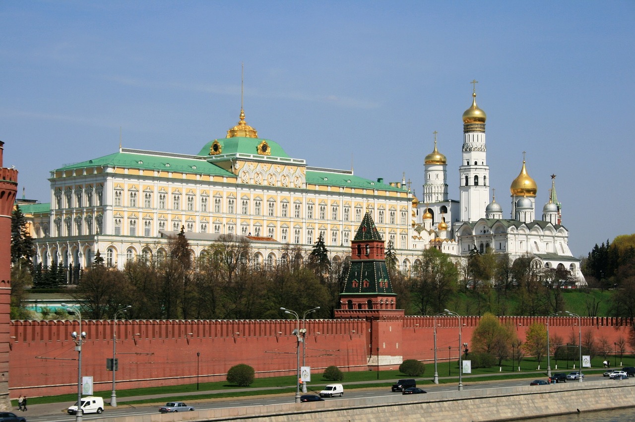 Puikus Kremlinas Rūmai, Balta, Platus, Didelis, Pastatas, Arkos, Stulpai, Katedra Su Kupolu, Kremliaus Siena, Kelias