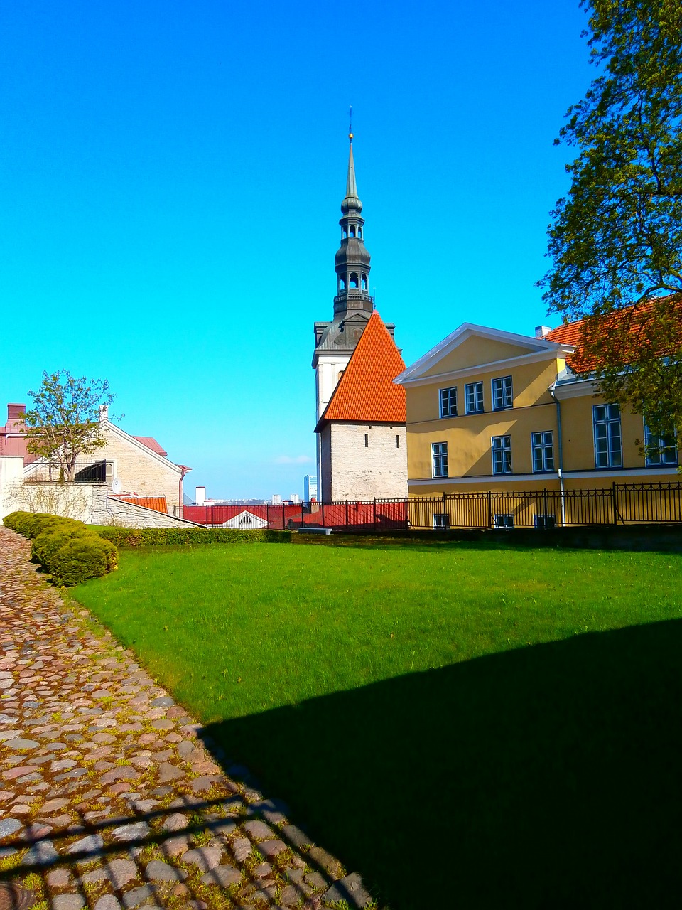 Žalias, Bažnyčia, Oleviste, Senamiestis, Tallinn, Estonia, Estland, Geltona, Spalvinga, Dangus