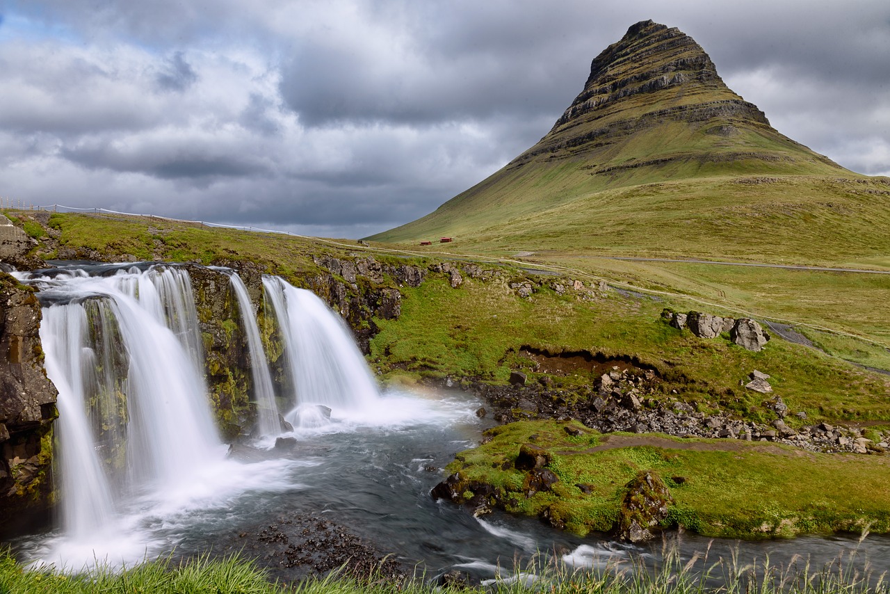 Grundarfjörður,  Kirkjufell,  Kalnų,  Krioklys,  Kraštovaizdis,  Debesys,  Lauke,  Islandija,  Vandenys,  Vaizdingas