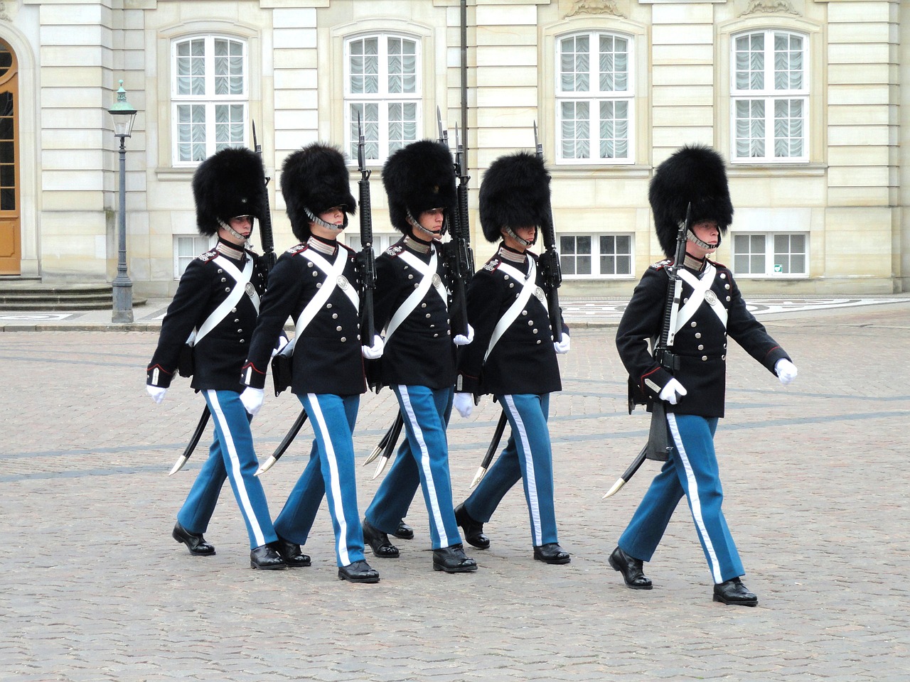 Apsaugai, Amalienborg, Rūmai, Kopenhaga, Denmark, Liemenos Skrybėlės, Kareiviai, Karališkasis, Saugumas, Tradicija