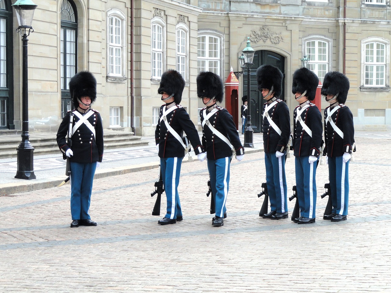 Apsaugai, Amalienborg, Rūmai, Kopenhaga, Denmark, Liemenos Skrybėlės, Kareiviai, Karališkasis, Saugumas, Tradicija