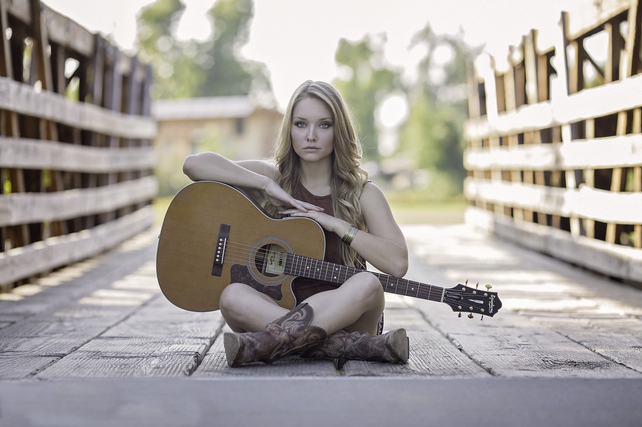 Gitara, Šalis, Mergaitė, Akustinė Gitara, Talentas, Moteris, Gražus, Tiltas, Dainininkė, Gitaristas