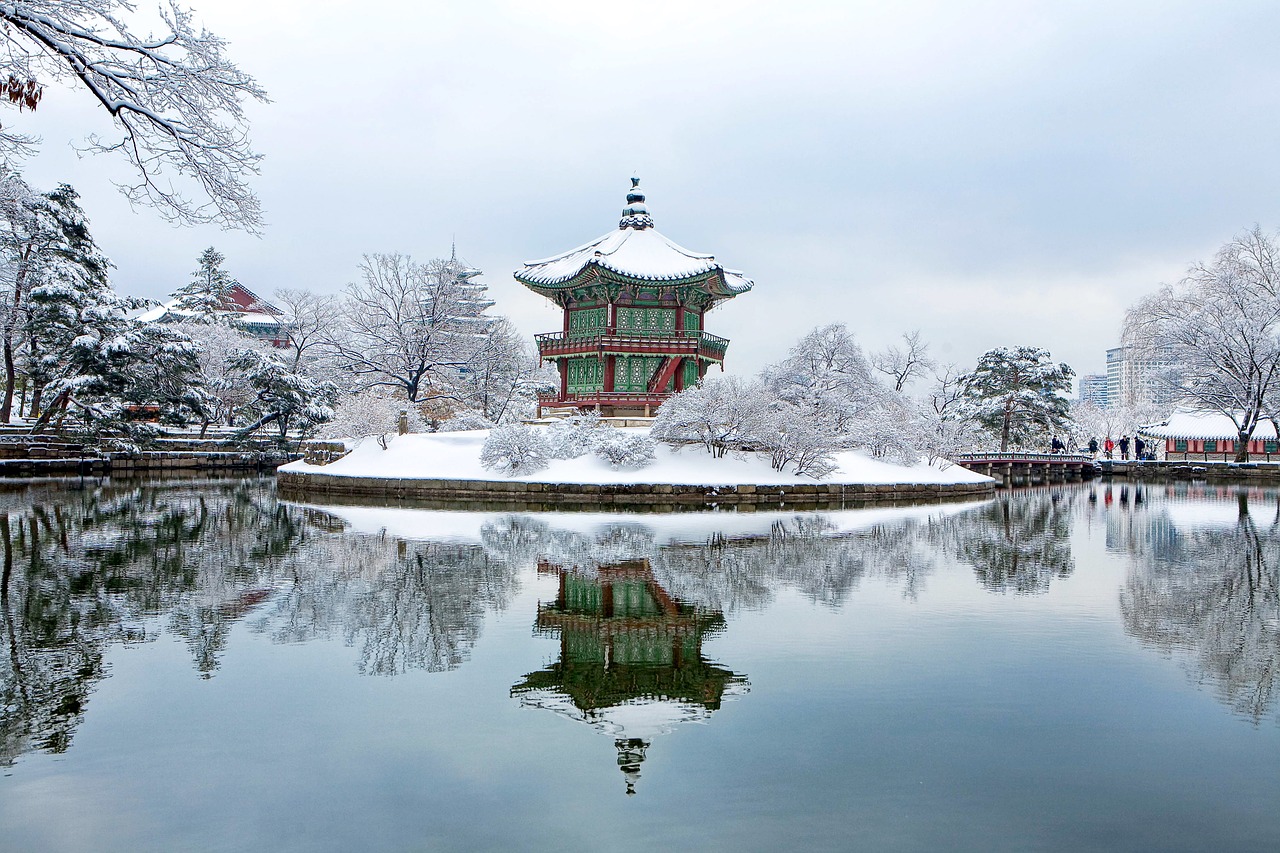 Gyeongbok Rūmai, Link Sodo, Sniegas, Žiema, Kultūros Vertybė, Baltas Sniegas, Debesis, Stogo Čerpė, Korėja, Dangus