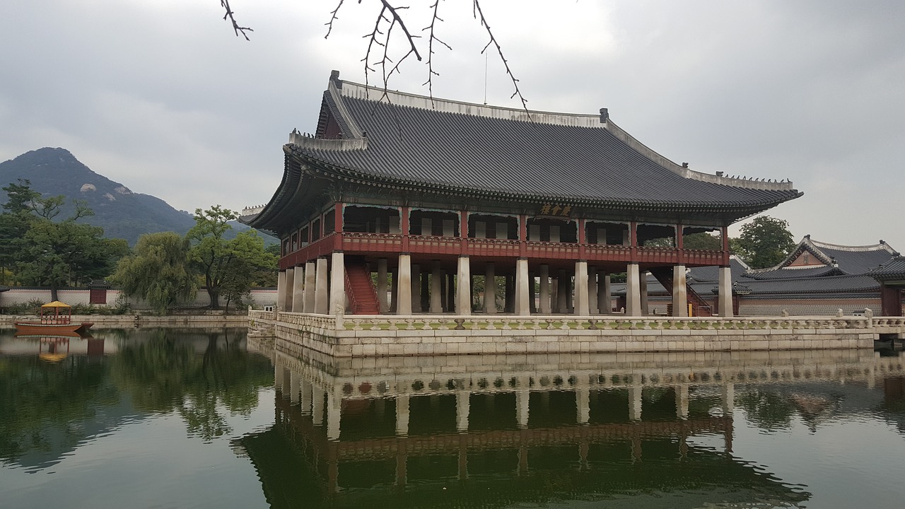 Gyeongbok Rūmai, Rūmai Fone, Tvenkinys Fone, Gyeongbokgung Rūmų Vaizdas, Rūmų Nuotraukos, Nemokamos Nuotraukos,  Nemokama Licenzija