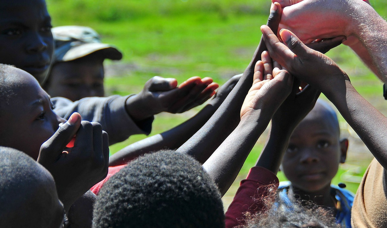 Haiti, Vaikai, Berniukai, Mergaitės, Pasiekti, Duoti Saldainius, Vargšas, Mielas, Lauke, Nemokamos Nuotraukos