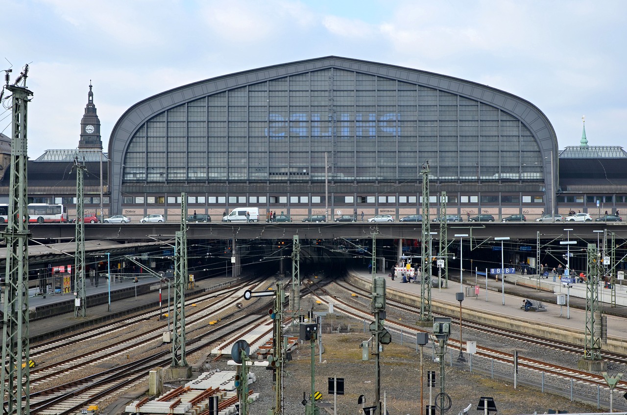 Hamburgas, Traukinių Stotis, Geležinkelių Transportas, Gleise, Platforma, Centrinė Stotis, Keleiviai, Atrodė, Geležinkelis, Geležinkelio Bėgiai