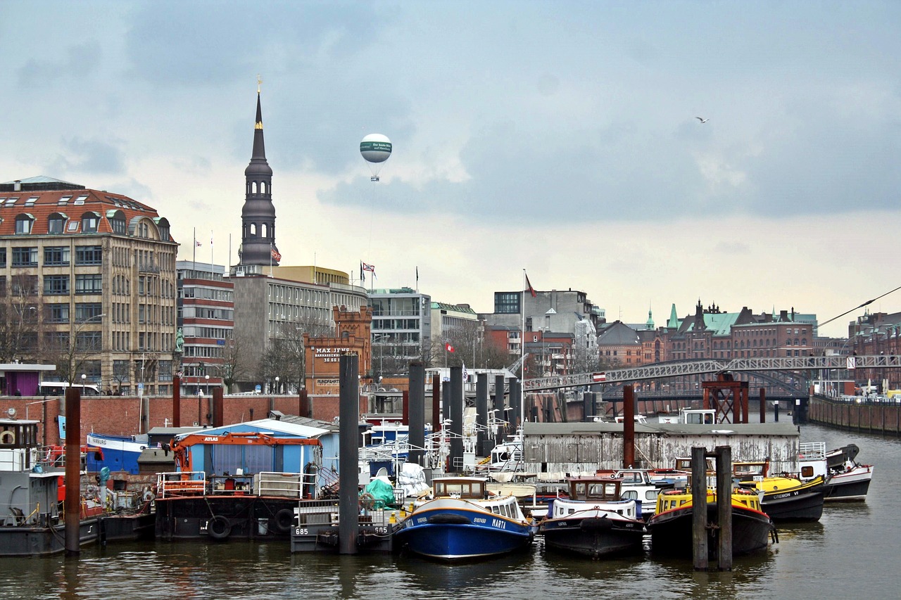 Hamburgas, Uostas, Baržos, Balionas, Elbe, Uosto Kruizas, Panorama, Lietingas Oras, Bloga Oro Fotografija, Raudona Klinkerio Plyta