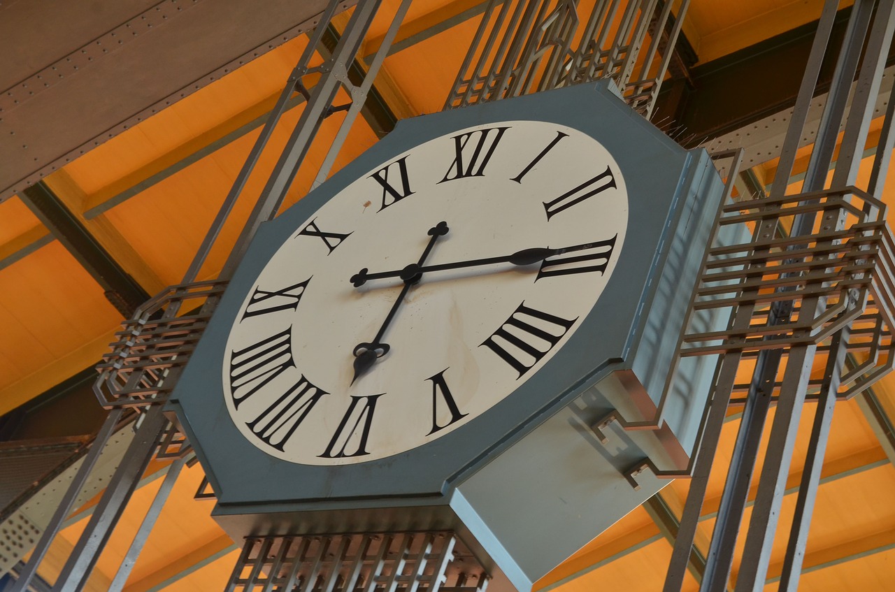 Настрой часы на станции мини. Гамбург станция часы. Часы на вокзале. Станция с часами. Часы «железнодорожные».