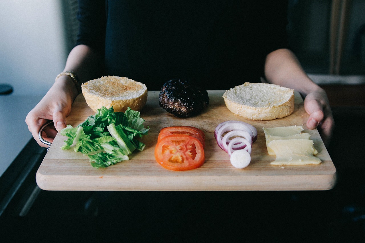 Mėsainis, Cheeseburger, Ingridientai, Pjaustymo Lentelė, Bandelė, Pomidoras, Svogūnai, Salotos, Maistas, Sumuštinis