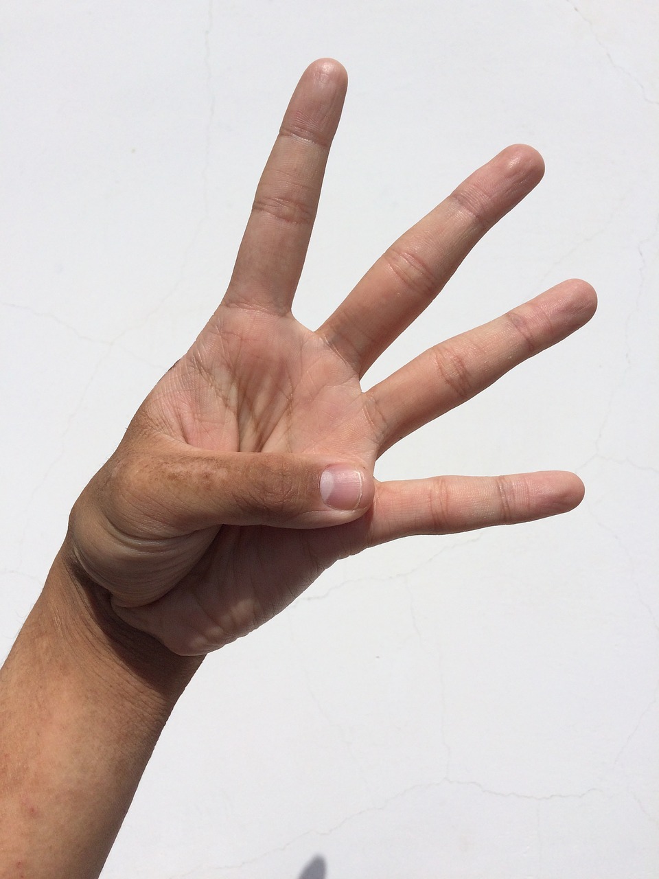 Четыре пальчика. Четыре пальца. 4пальца. Четыре пальца на руке жест. Рука человека.