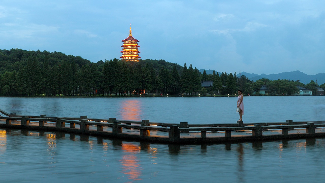 Hangzhou Vakarinis Ežero Naktis, Leifeng Pagoda Žiburiai, Vakarinio Ežero Tilto Parkas, Nemokamos Nuotraukos,  Nemokama Licenzija